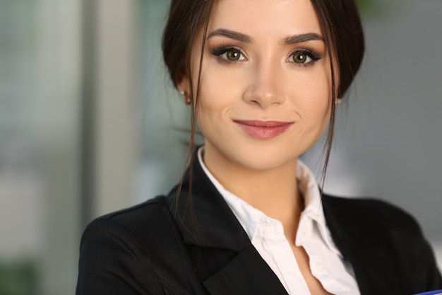 Bastante joven secretaria femenina posando a la cámara