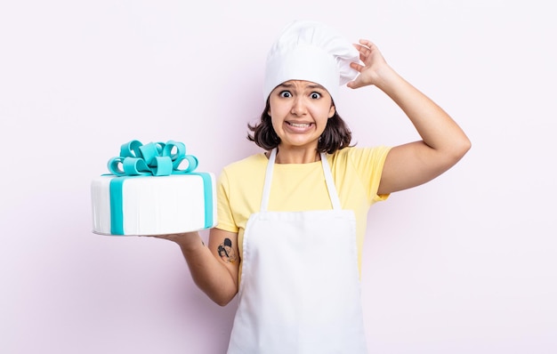 Bastante joven sentirse estresado, ansioso o asustado, con las manos en la cabeza. chef cocinando un pastel