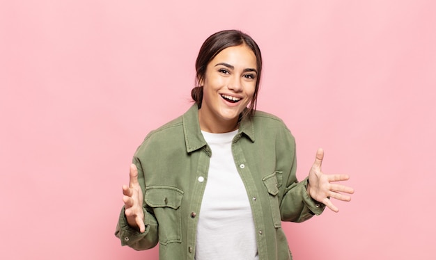 Bastante joven sentirse feliz, asombrado, afortunado y sorprendido