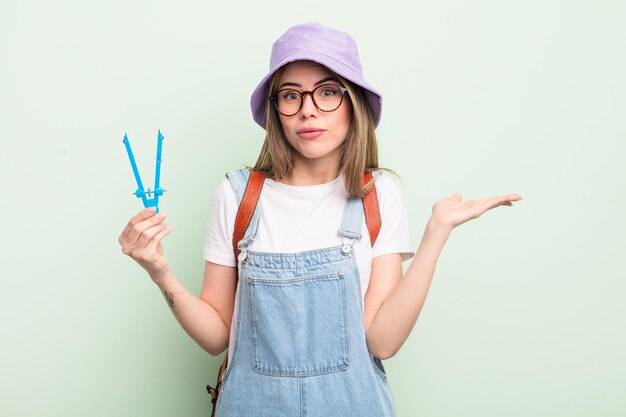 Bastante joven sintiéndose perpleja y confundida y dudando del concepto de estudiante