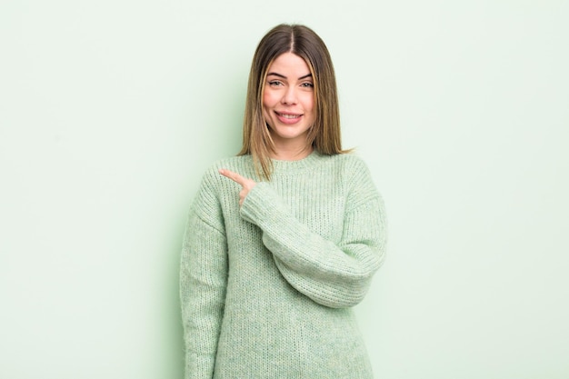 Bastante joven sonriendo alegremente, sintiéndose feliz y apuntando hacia un lado