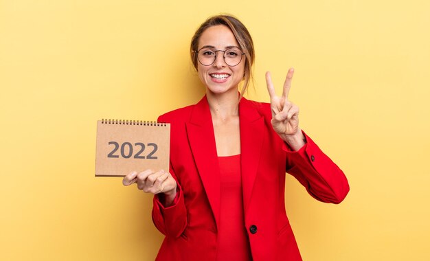 Bastante joven sosteniendo un calendario 2022