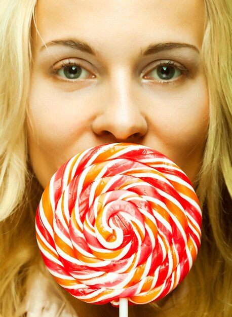 Foto bastante joven sosteniendo lolly pop