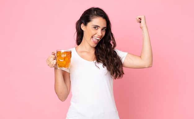 Bastante joven sosteniendo una pinta de cerveza