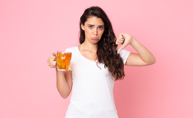 Bastante joven sosteniendo una pinta de cerveza