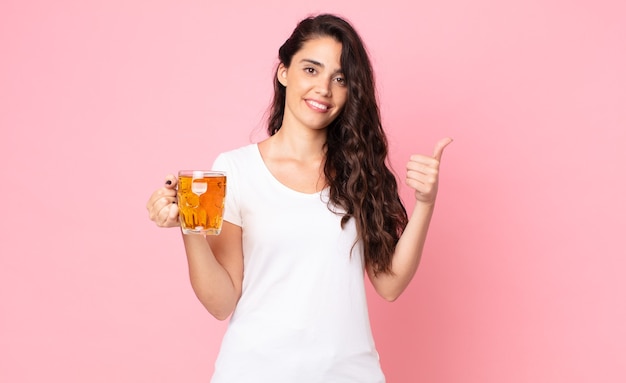 Foto bastante joven sosteniendo una pinta de cerveza