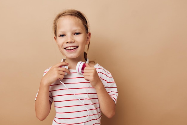 Bastante joven tecnología de auriculares música divertida estilo de vida inalterado