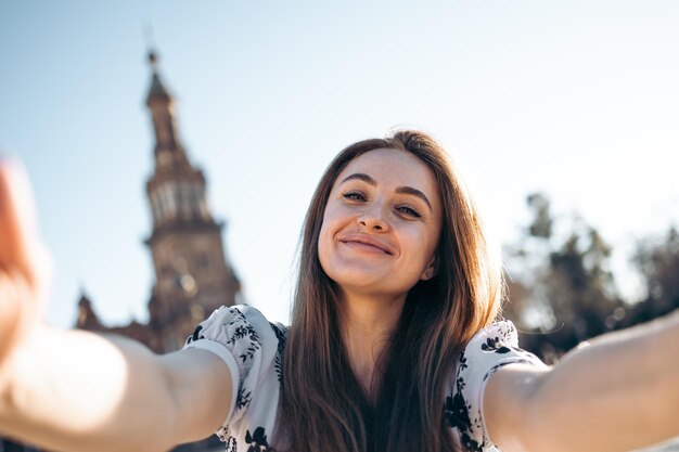 Bastante joven tomando un selfie turismo en Sevilla España