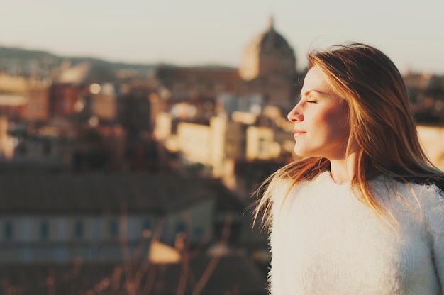 Bastante joven turista viajando en Roma, Italia