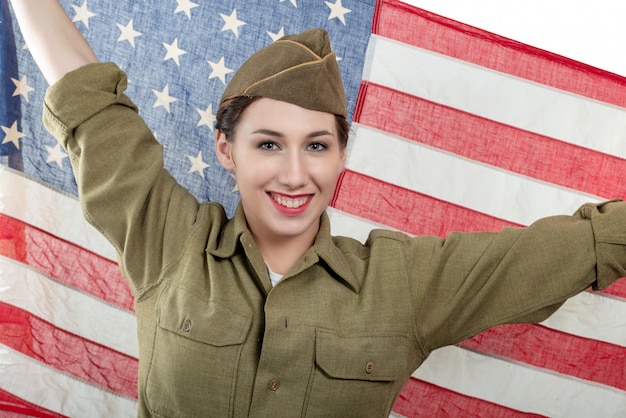 Bastante joven en uniforme de ww nos con bandera americana