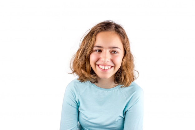 Bastante linda chica adolescente riendo con cabello rizado