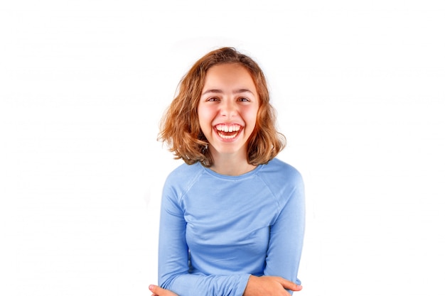 Bastante linda chica adolescente riendo en camiseta azul clásica