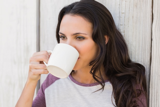 Foto bastante morena bebiendo de la taza