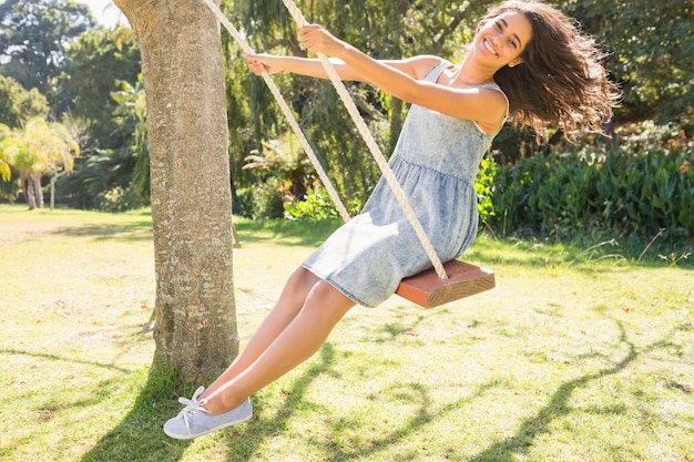 Bastante morena columpiándose en el parque