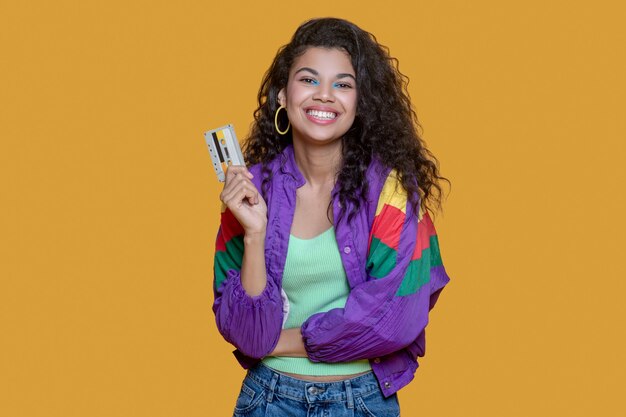 Bastante morena joven con cassette sonriendo muy bien