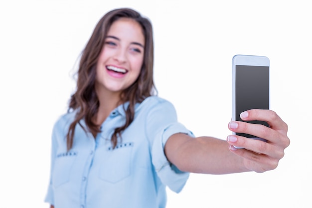 Bastante morena tomando un selfie con smartphone