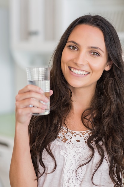 Bastante morena vaso de agua