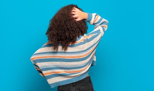 bastante, mujer afro, espalda, pensamiento