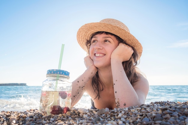 bastante, mujer joven, bebida, cóctel, en la playa, atractivo, niña, ofrecimiento, un, bebida, hermoso, mujer, bebida, limonada