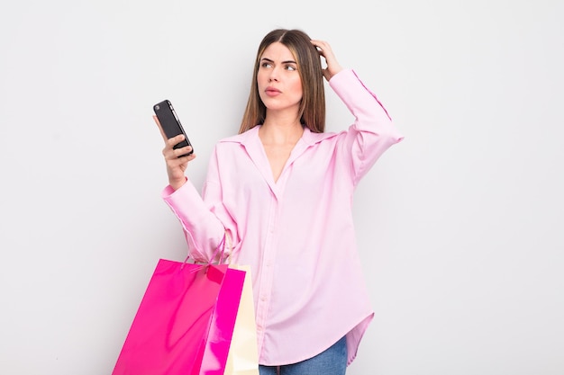 bastante, mujer joven, con, bolsas de compras