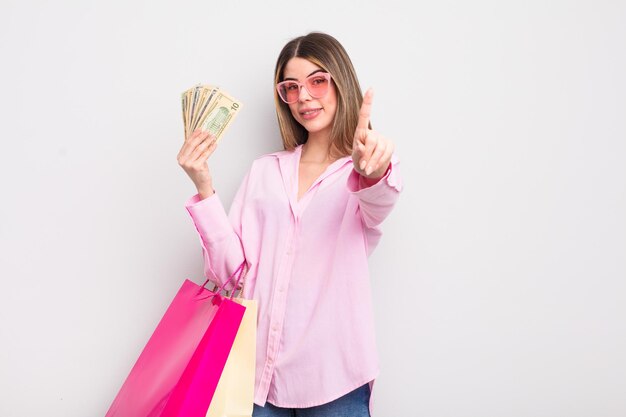 bastante, mujer joven, con, bolsas de compras