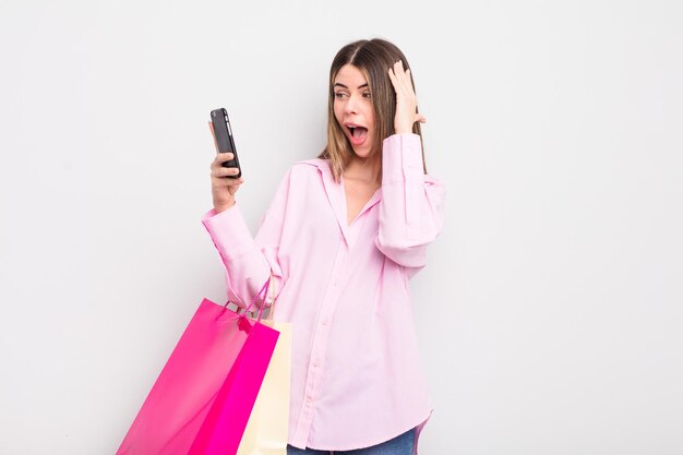 bastante, mujer joven, con, bolsas de compras