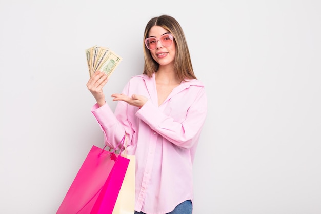 bastante, mujer joven, con, bolsas de compras