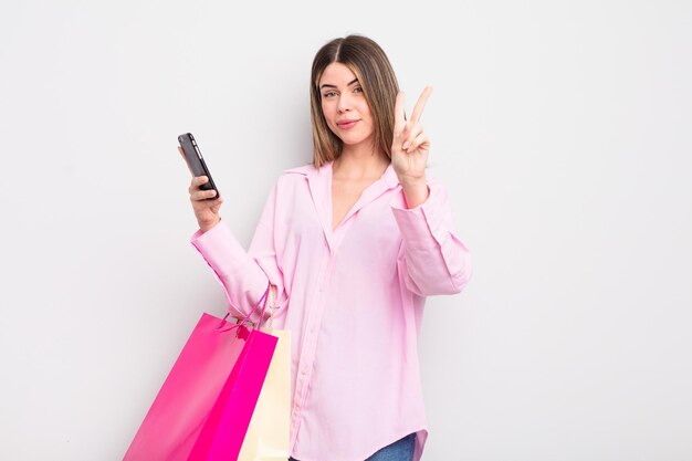 bastante, mujer joven, con, bolsas de compras