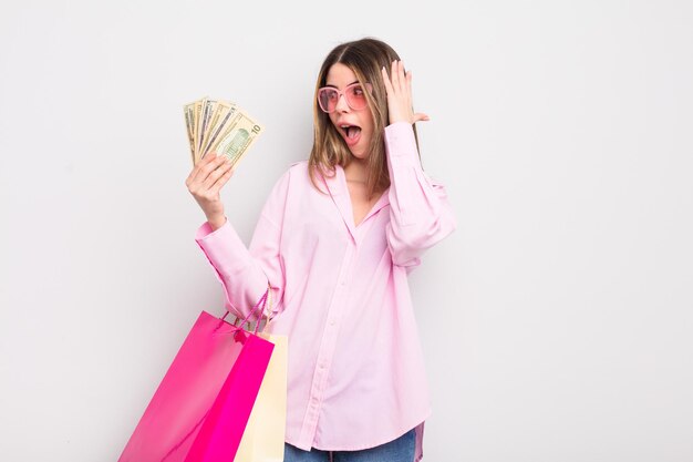 bastante, mujer joven, con, bolsas de compras