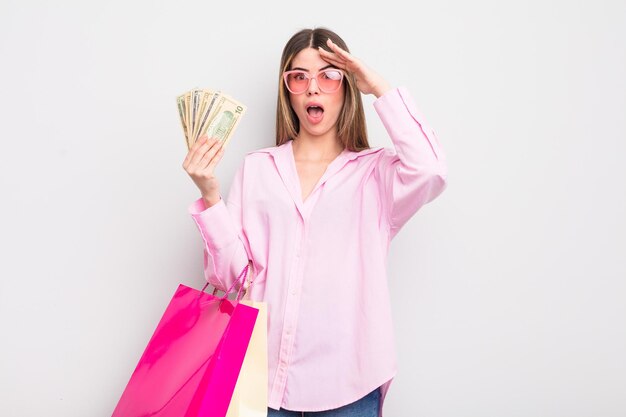 bastante, mujer joven, con, bolsas de compras