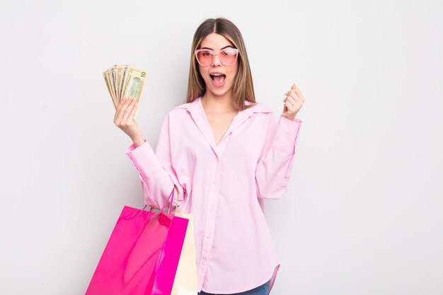 bastante, mujer joven, con, bolsas de compras