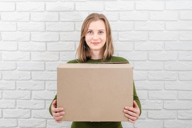 Foto bastante, mujer joven, con, paquete, caja, entregar, un, paquete