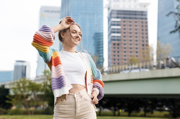 bastante, mujer joven, retrato, al aire libre