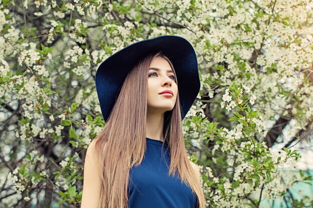 bastante, mujer joven, en, sombrero azul, aire libre