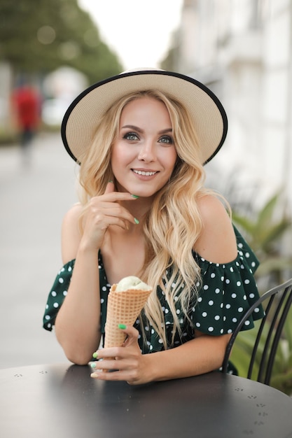 bastante, mujer joven, en, sombrero, con, helado, al aire libre