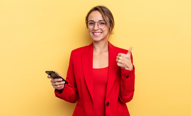 bastante, mujer joven, tenencia, un, teléfono inteligente