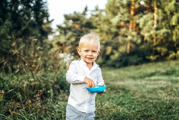 Bastante pequeño bebé divertirse al aire libre