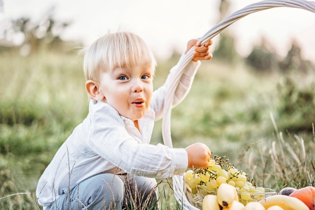 Bastante pequeño bebé divertirse al aire libre