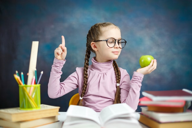 Bastante primaria estudiante chica tener idea hacer la tarea