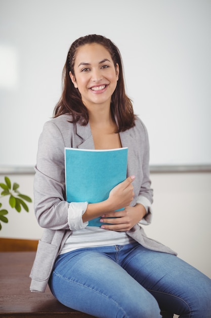 Bastante professor com blocos de notas sentados na mesa