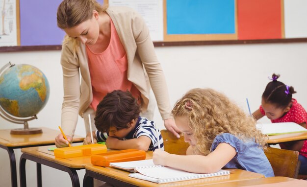 Bastante professor que ajuda o aluno na sala de aula