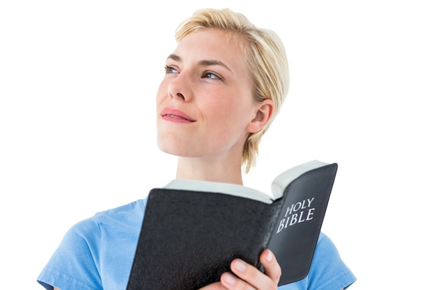 Bastante rubia mujer leyendo la Biblia