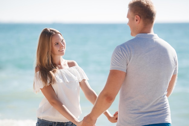 bastante sonriente pareja mujer y hombre al aire libre