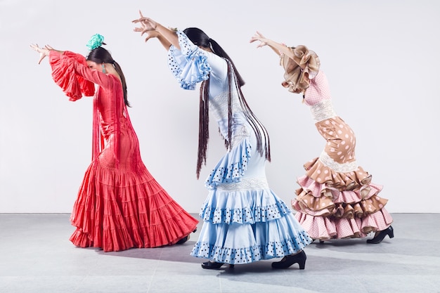 Bastante tres bailarín joven del flamenco en vestido hermoso.