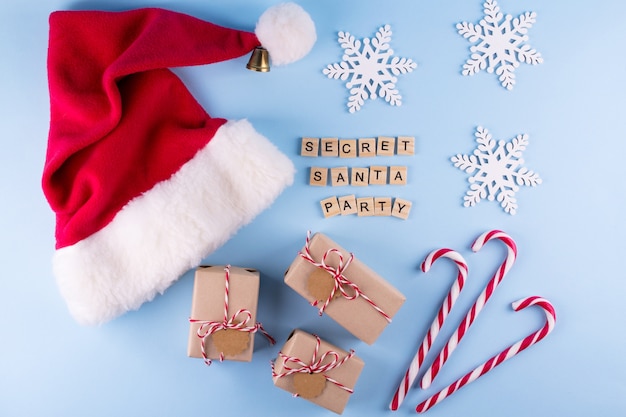 Bastão de doces e presentes de natal com chapéu de papai noel