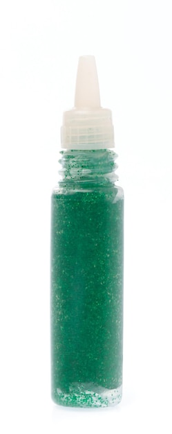 Bastão verde de gel de glitter colorido isolado no fundo branco.