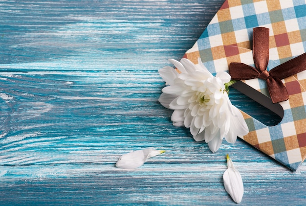 Bastelgeschenkbox mit Chrysantheme