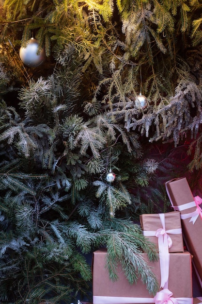 Basteln Sie Geschenkboxen auf der Straße in der Nähe des Weihnachtsbaums. Weihnachts- und Neujahrskonzept.