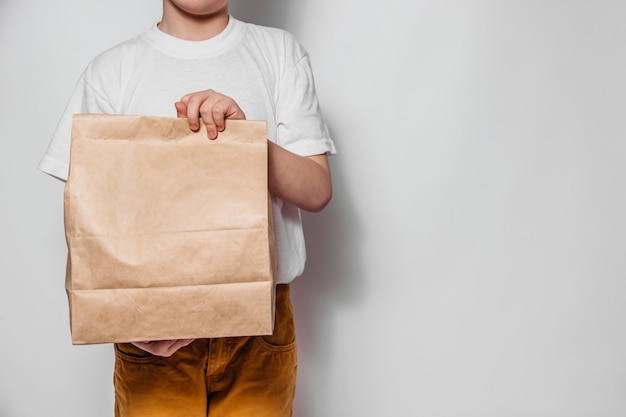 Bastelpaket in den Händen eines Kuriers