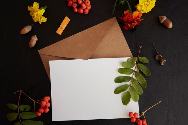 Bastelumschlag mit Briefpapierkartenmockup zwischen ästhetischen Herbstblumen und Blättern Atmosphärischer Hintergrund